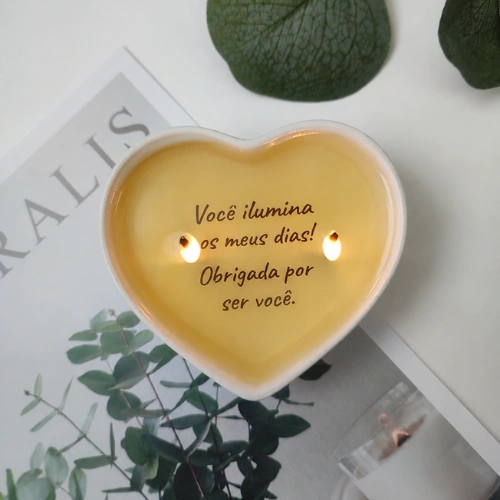 Vela em formato de coração com mensagem